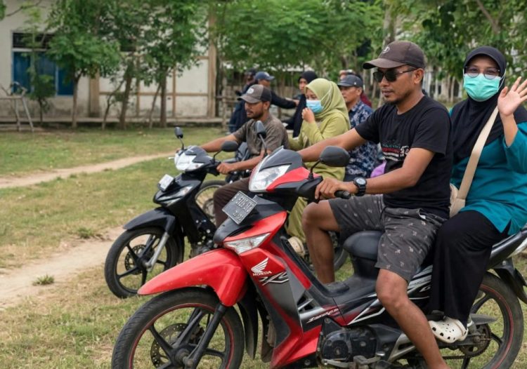Bermotor Lintasi Pelosok Pematang Sawa, Nakes Puskesmas Martanda Periksa Kesehatan Warga Pedalaman