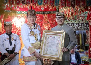 Gubernur Mirza Dianugerahi Tongkat Pusaka Bindung Langit dari Kerajaan Sekala Brak
