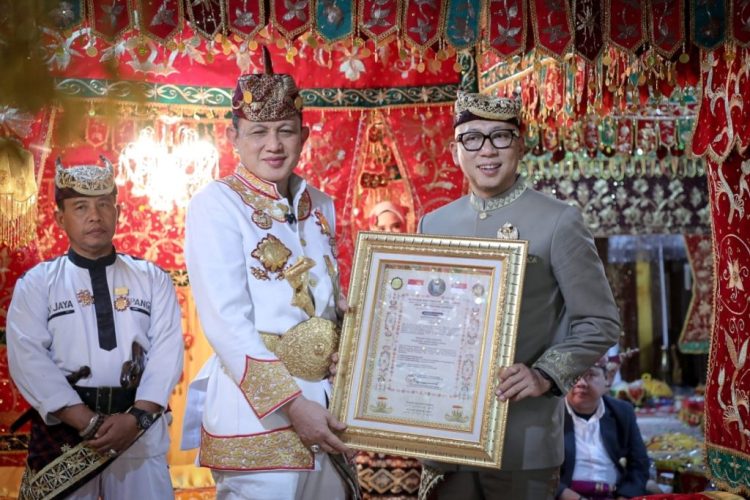 Gubernur Mirza Dianugerahi Tongkat Pusaka Bindung Langit dari Kerajaan Sekala Brak