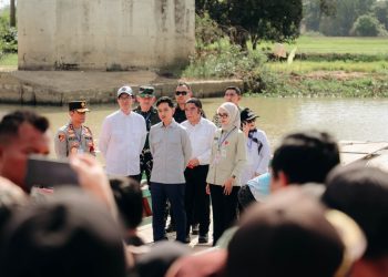 Naik Perahu Susuri Sungai, Wapres Gibran dan Wagub Jihan Cek Proyek Jembatan Way Bungur