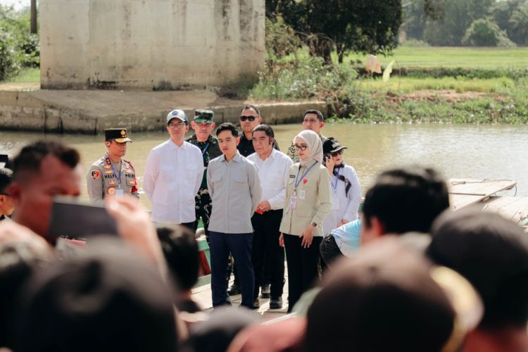 Naik Perahu Susuri Sungai, Wapres Gibran dan Wagub Jihan Cek Proyek Jembatan Way Bungur