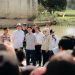 Naik Perahu Susuri Sungai, Wapres Gibran dan Wagub Jihan Cek Proyek Jembatan Way Bungur