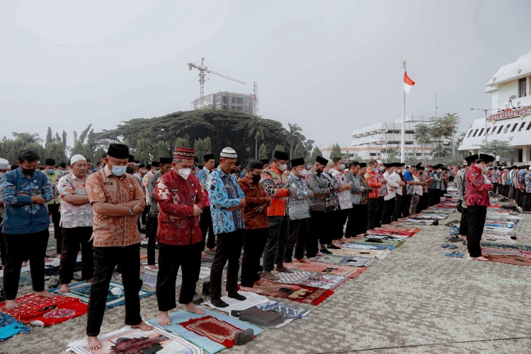 Hadapi Kemarau dan Dampak Erupsi GAK, Pemprov Lampung Gelar Shalat Istisqa