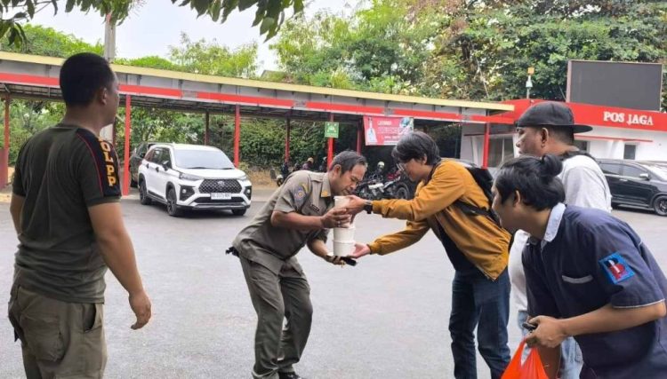 Seporsi Nasi, Sebuah Kepedulian: Taring dan Zitline Berbagi di Bandar Lampung