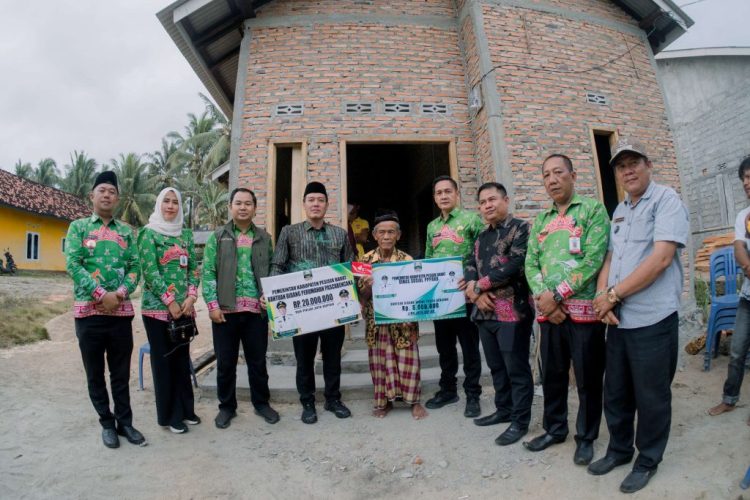 Ringankan Beban Warga, Bupati Pesisir Barat Dedi Irawan Salurkan Bantuan Dana di Dua Kecamatan