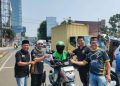 Gandeng PSSI Lampung, Sikambara Bagikan Nasi Bungkus untuk Ojol di Tugu Adipura