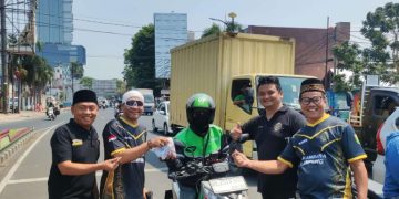Gandeng PSSI Lampung, Sikambara Bagikan Nasi Bungkus untuk Ojol di Tugu Adipura