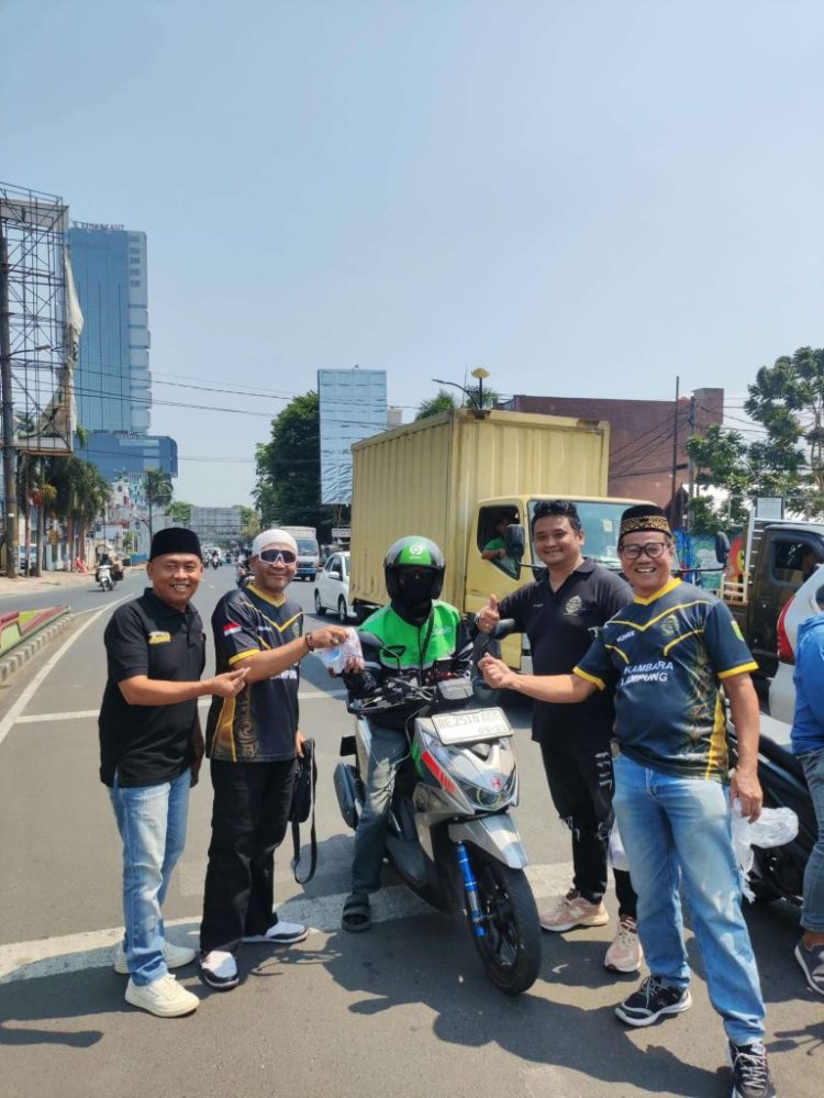 Gandeng PSSI Lampung, Sikambara Bagikan Nasi Bungkus untuk Ojol di Tugu Adipura