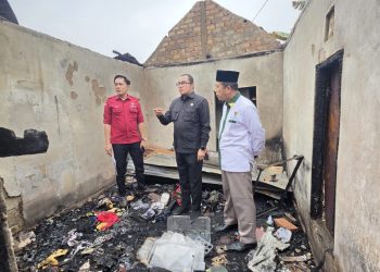 Ringankan Duka Korban Kebakaran, Anggota DPRD Palembang Andri Adam Bantu Wartawan Radarri