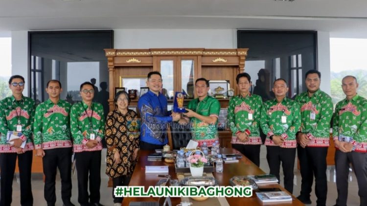 Bupati Dedi Irawan Dorong Putra-Putri Pesisir Barat Bisa Kuliah dengan Biaya Terjangkau
