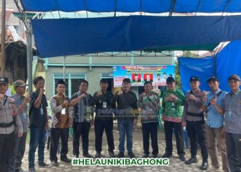 Tinjau Sejumlah TPS, Sekda Pesisir Barat Salurkan Hak Pilih di Pekon Rawas